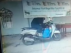 Gawat Kali! Pria Bermotor Terekam Curi Beras Zakat di Masjid Medan