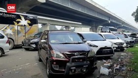 VIDEO: Rest Area Padat, Pemudik Parkir di Tepi Jalan Tol Japek
