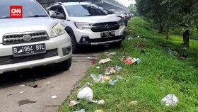VIDEO: Pemandangan Sampah Berserakan di KM 33 Tol Japek