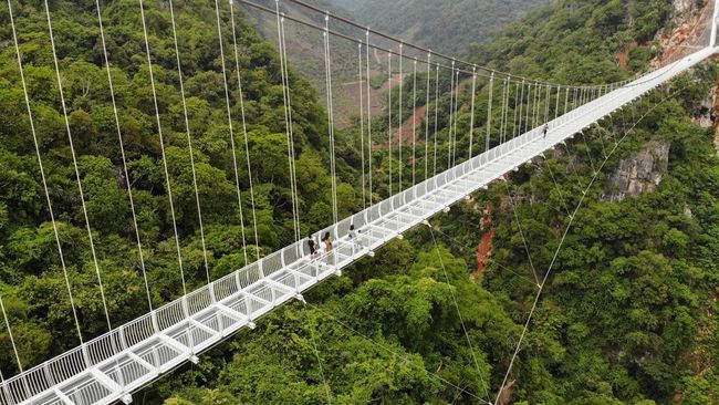 Jembatan Bach Long di Son La, Vietnam menjadi jembatan kaca terpanjang di dunia. Jembatan memiliki panjang 632 meter dengan hamparan lembah hijau di bawahnya.