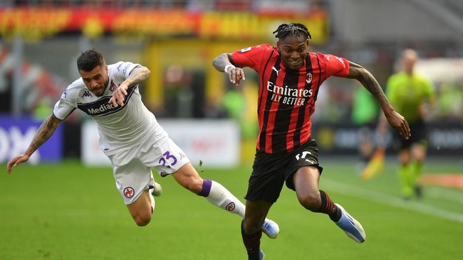 AC Milan kukuh di puncak klasemen usai menang tipis 1-0 atas Fiorentina pada pekan ke-35 Liga Italia.