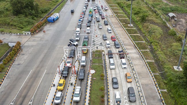 Kementerian Perhubungan mengungkap rerata arus lalu lintas mudik dari Jawa menuju Sumatera tahun ini naik 12 persen dari 2019, kala pandemi Covid belum melanda.