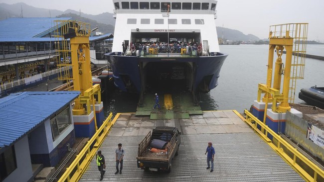Tarif angkutan pada layanan Dermaga Eksekutif Pelabuhan Penyeberangan Merak-Bakauheni naik mulai Kamis (1/2) pukul 00.00 WIB.