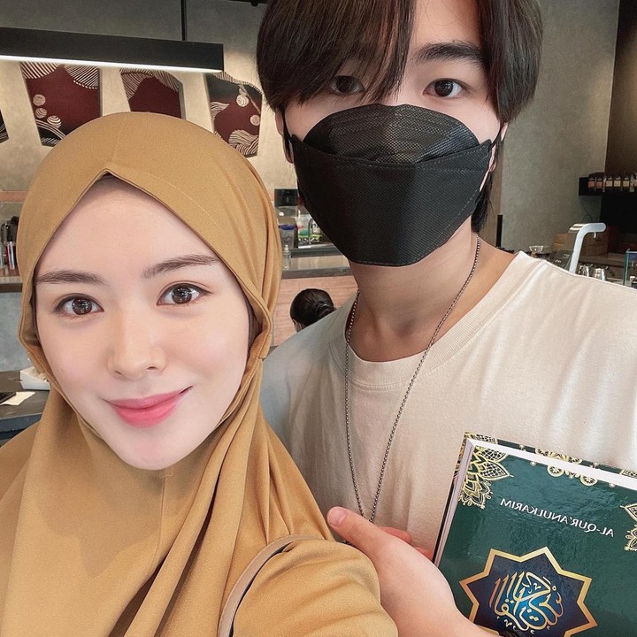 <p>Tak hanya itu, adik laki-laki Ayana yang bernama Aydin memutuskan untuk mengikuti sang kakak dengan menjadi mualaf. Kini, Ayana dan adiknya bersama-sama mempelajari agama Islam sebagai seorang mualaf. (Foto: Instagram @xolovelyayana)</p>
