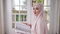 <p>Namun berkat kegigihannya, Ayana Moon kini bahagia menjadi seorang Muslimah. Ia kerap berpindah-pindah dari Korea Selatan ke Malaysia hingga Indonesia untuk menimba ilmu agama Islam lebih dalam. (Foto: Instagram @xolovelyayana)</p>