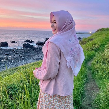 Heboh Diduga Lepas Hijab, Ini Dia Fakta Menarik Tentang Ayana Moon