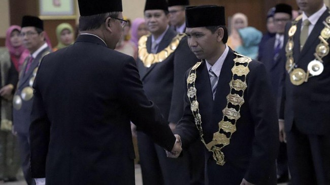 Plt. Dirjen Diktiristek Kemendikbudristek Nizam mengancam akan mencopot Rektor ITK Budi Santoso Purwokartiko terkait ucapan rasialisme hijab manusia gurun.