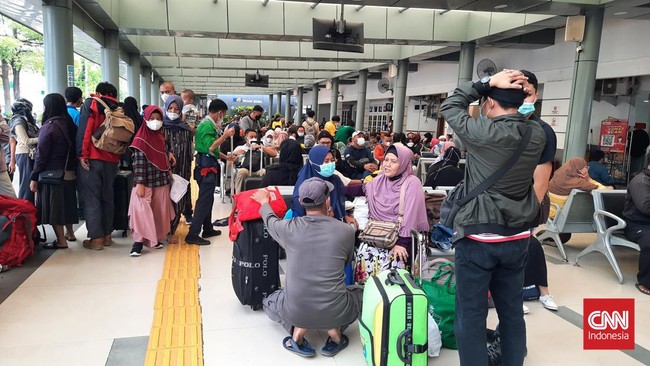Stasiun Pasar Senen masih dipadati oleh pemudik hari ini, Minggu (1/5) atau H-1 menuju lebaran 2022.