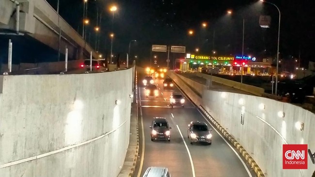 Lalu lintas di Jalan Tol Jakarta-Cikampek, Minggu (1/5) atau pada malam takbiran terpantau lengang. Sejumlah pemudik memilih waktu ini untukk ke kampung halam.