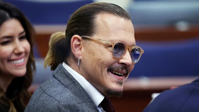 Johnny Depp tertawa dengar kesaksikan pengawal soal alat kelamin sebagai respons pertanyaan pengacara Amber Heard di persidangan.