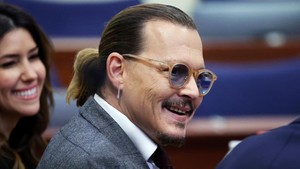 Tawa Johnny Depp Dengar Pengawal Diminta Bersaksi Soal Alat Kelamin