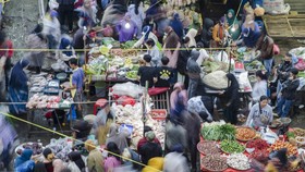 FOTO: Geliat Pasar Tradisional di Berbagai Daerah Jelang Lebaran