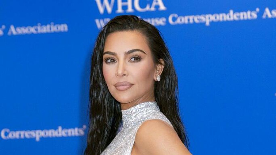 Kim Kardashian dan Pete Davidson Kim Kardashian and Pete Davidson pose for photographers as they arrive at the annual White House Correspondents' Association Dinner in Washington, Saturday, April 30, 2022. (AP Photo/Jose Luis Magana)