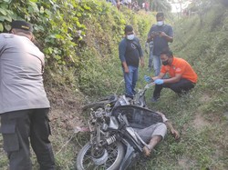 Seorang Kakek di Batubara Ditemukan Tewas Tertimpa Motor dalam Parit