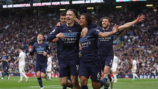 Manchester City menggeser Liverpool dari puncak klasemen usai menang 4-0 atas Leeds United pada pekan ke-35 Liga Inggris.