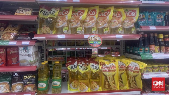 Harga minyak goreng kemasan kemasan 2 liter di Indomaret ada yang turun dari Rp47.500 jadi Rp45.500. Berikut rinciannya.