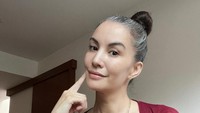 <p>Selama ini, Nadya Hutagalung harus mengecat rambutnya setiap dua minggu sekali. Ia menganggap rutinitas itu sebagai hal yang merepotkan, Bunda. (Foto: Instagram @nadyahutagalung)</p>