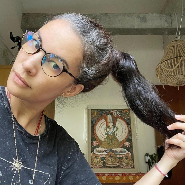 <p>Pada April lalu, Nadya Hutagalung berbagi cerita tentang keputusannya untuk tak lagi mengecat rambutnya yang beruban dengan warna hitam. (Foto: Instagram @nadyahutagalung)</p>