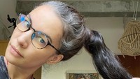 <p>Nadya Hutagalung sangat menyukai rambutnya saat ini. Menurut Nadya, warna putih pada uban justru memberi efek <em>highlight</em> yang keren. (Foto: Instagram @nadyahutagalung)</p>