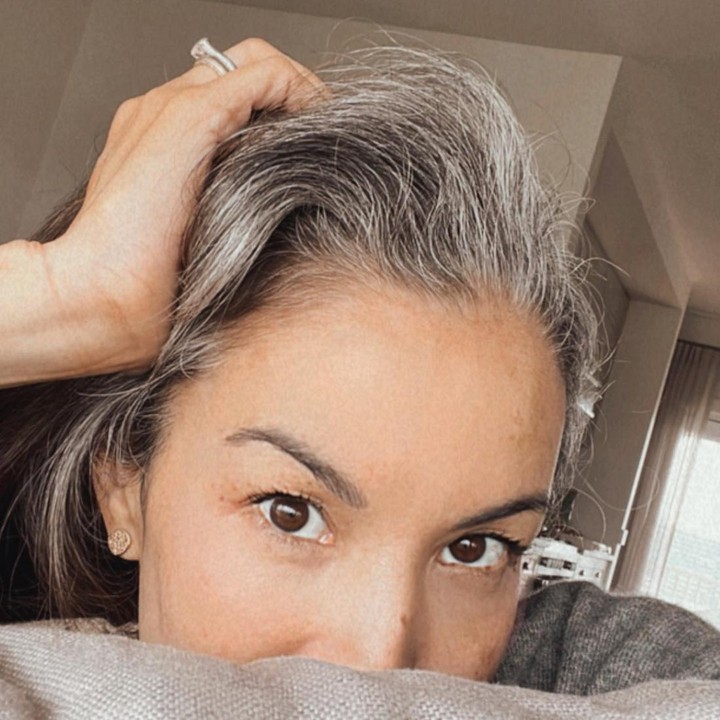 <p>Belakangan ini, rambut Nadya Hutagalung sudah mulai berubah menjadi warna putih alias beruban. (Foto: Instagram @nadyahutagalung)</p>