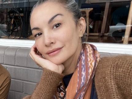 7 Potret Nadya Hutagalung Tampil yang Pede dengan Rambut Beruban