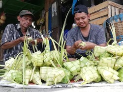 Laris Manis! Cangkang Ketupat Diburu Masyarakat Jelang Lebaran