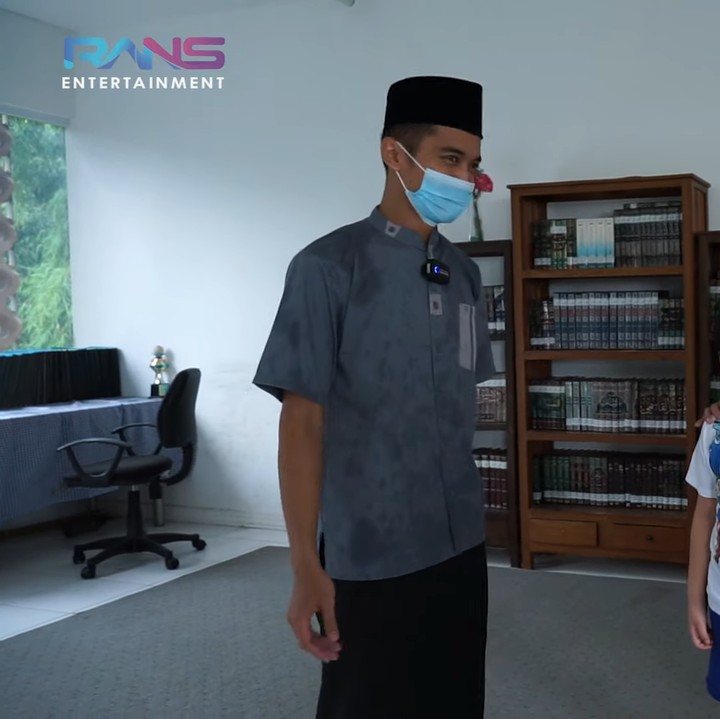 <p>Setibanya di pesantren, Rafathar langsung diajak berkeliling bersama Raffi dan Nagita. Ia daijak mengenal tempat belajarnya selama beberapa waktu ke depan. (Foto: YouTube Rans Entertainment)</p>