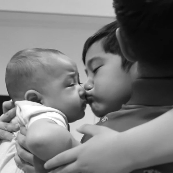 <p>Ia bahkan merasa sedih harus berpisah dengan sang adik, Rayyanza. Keduanya tampak saling berpamitan ketika Rafathar akan berangkat ke pesantren. (Foto: YouTube Rans Entertainment)</p>