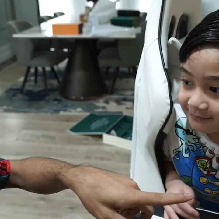<p>Putra sulung Raffi Amad dan Nagita Slavina, Rafathar, tengah menjadi seorang santri. Ia dikirim ke pesantren Bayt Al-Quran untuk mendalami ilmu agama. (Foto: YouTube Rans Entertainment)</p>