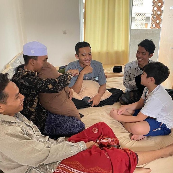 <p>Awalnya sempat menolak, Rafathar tampaknya sudah mulai bisa beradaptasi, nih. Ia tampak berbaur dengan para santri di pesantren. Semoga Rafathar mendapatkan banyak ilmu di pesantren, ya. (Foto: Instagram @raffinagita1717)</p>