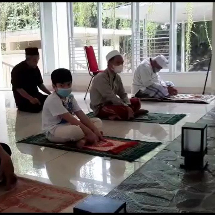 <p>Setelah menjadi santri di sana, Rafathar langsung mengikuti berbagai macam kegiatan pesantren. Mulai dari belajar salat hingga mengaji. Kemampuannya dalam membacakan surah Al-Fatihah juga langsung diuji, lho. (Foto: Instagram @raffinagita1717)</p>