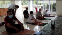 <p>Setelah menjadi santri di sana, Rafathar langsung mengikuti berbagai macam kegiatan pesantren. Mulai dari belajar salat hingga mengaji. Kemampuannya dalam membacakan surah Al-Fatihah juga langsung diuji, lho. (Foto: Instagram @raffinagita1717)</p>