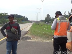 Duh! Kok Bisa Pemudik Ini Tertinggal Bus di Tol Cipali?