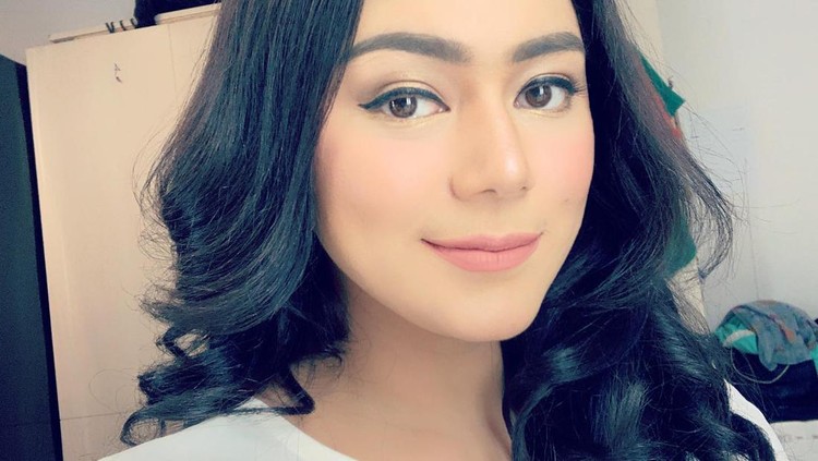Thalita Latief Saat Ngopi dan Makan Kepiting
