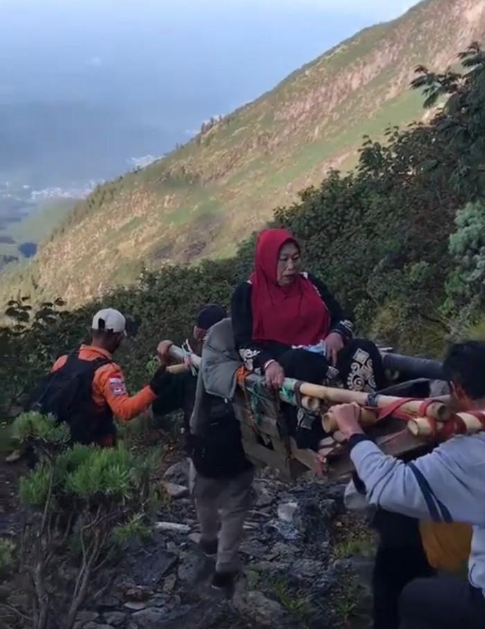 Viral Mbok Yem ditandu turun Gunung Lawu