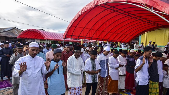 Muslim Wakal di Maluku Tengah Rayakan Iduladha Hari Ini Umat Islam di Negeri Wakal, Maluku, merayakan Iduladha 1446 H dengan salat di Masjid Nurul Awal pada hari ini.