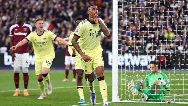 Arsenal kembali ke posisi empat besar usai mengalahkan West Ham United 2-1 pada pekan ke-35 Liga Inggris.