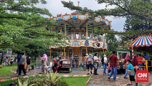 Ribuan pengunjung mendatangi destinasi wisata Taman Mini Indonesia Indah (TMII) pada hari pertama Idulfirti 1443 Hijriah, Senin (2/5).
