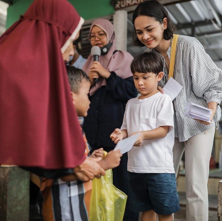 <p>Andien juga mengajak Kawa mengulurkan tangan untuk memberi bantuan kepada para penghuni Kampung Pemulung. (Foto: Instagram @andienaisyah)</p>