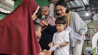<p>Andien juga mengajak Kawa mengulurkan tangan untuk memberi bantuan kepada para penghuni Kampung Pemulung. (Foto: Instagram @andienaisyah)</p>