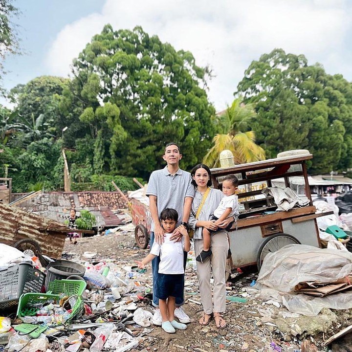 <p>Untuk memperingati momen itu, Andien dan suaminya, Irfan Wahyudi, memilih untuk merayakannya di Kampung Pemulung yang berada di dekat rumahnya. (Foto: Instagram @andienaisyah)</p>