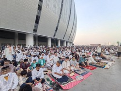 Momen Warga Berbondong-bondong Salat Idul Fitri di JIS