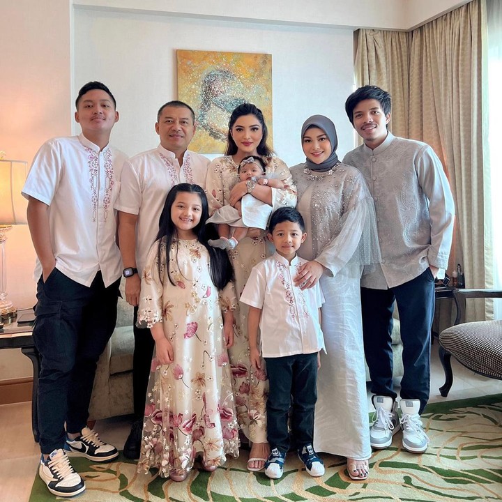 <p>Seluruh keluarga besar Anang Hermansyah berkumpul untuk merayakan hari Lebaran, nih. Termasuk Aurel Hermansyah yang kini sudah berkeluarga dengan Atta Halilintar. (Foto: Instagram @ashanty_ash)</p>