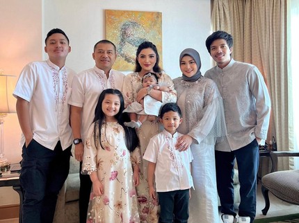 7 Potret Aurel dan Atta Lebaran di Singapura, Azriel dapat Angpau Dolar