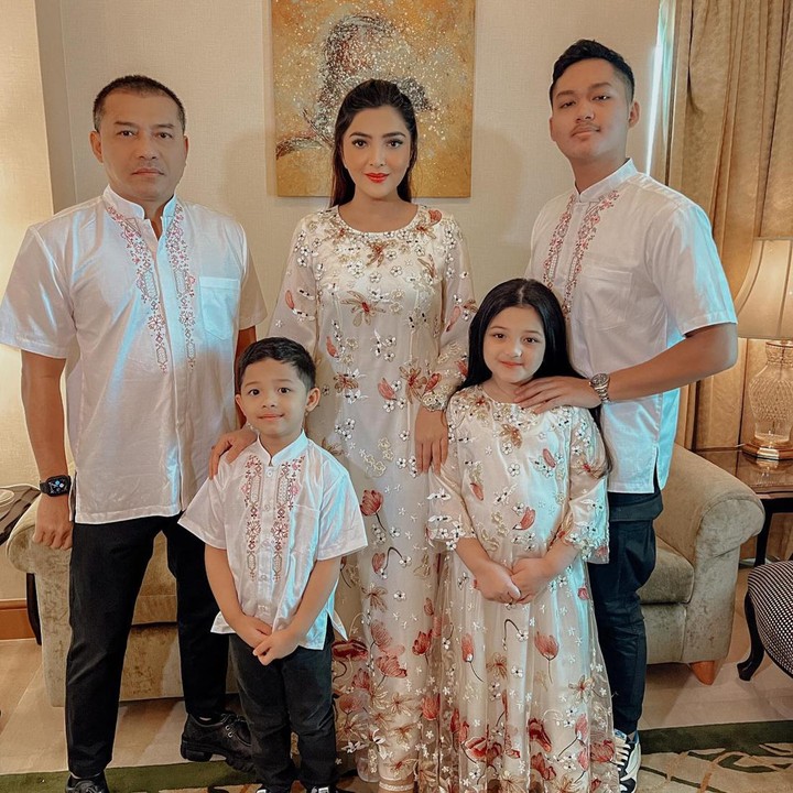 <p>Lewat Instagram, Ashanty tak lupa membagikan deretan potret bersama anak-anak dan suaminya ketika Lebaran. (Foto: Instagram @ashanty_ash)</p>