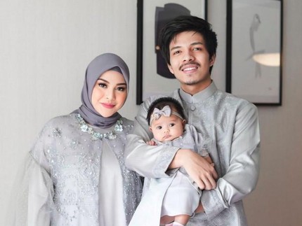 Cara Aurel Gendong Ameena Dikritik, Berbahayakah untuk Anak di Bawah 6 Bulan?