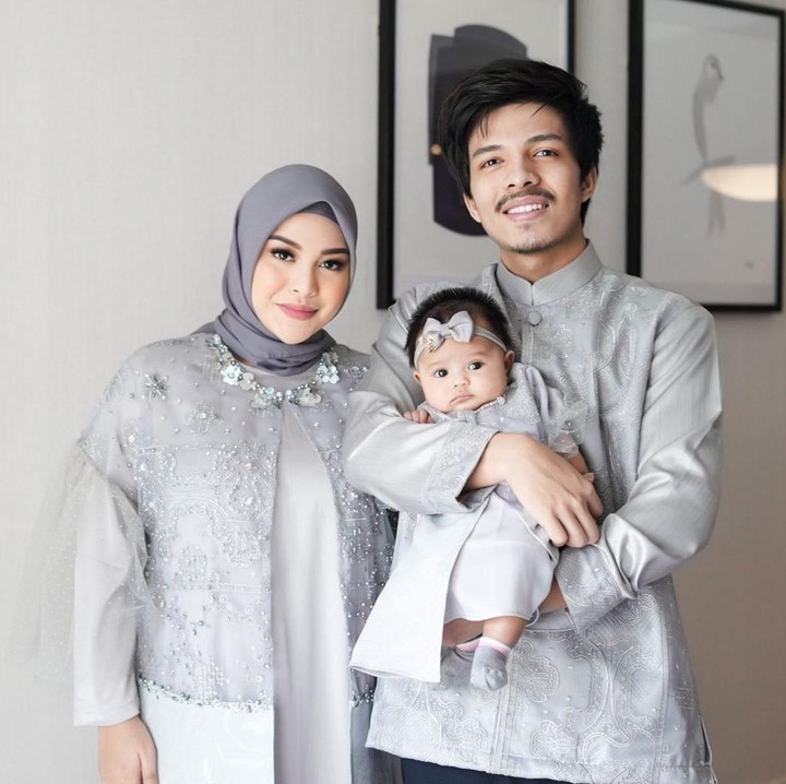 <p>Ini merupakan momen Lebaran pertama untuk Aurel Hermansyah dan Atta Halilintar bersama anak mereka, Ameena. (Foto: Instagram @attahalilintar)</p>