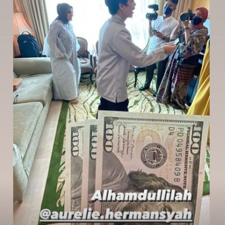 <p>Kemeriahan suasana Idul Fitri di rumah keluarga Hermansyah semakin terasa berkat momen bagi-bagi THR seperti yang dibagikan oleh Azriel Hermansyah. (Foto: Instagram @attahalilintar)</p>