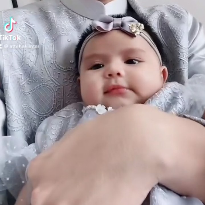 <p>Bayi yang baru berusia 2 bulan itu menjadi primadona di atara keluarga Hermansyah ketika sedang berkumpul. Ia tampak menggemaskan dengan bando pita di kepalanya. (Foto: Instagram @attahalilintar)</p>