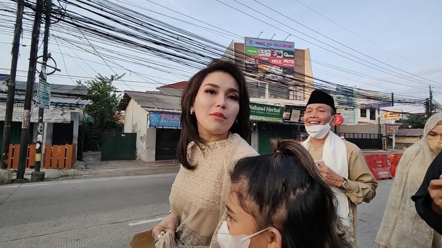 Ayu Ting Ting bersama keluarga menjalani salat Idul Fitri di Masjid Al-Huda Depok Jawa Barat, Senin (2/5) pagi. Ayu mengaku kangen dengan momen Lebaran seperti ini.